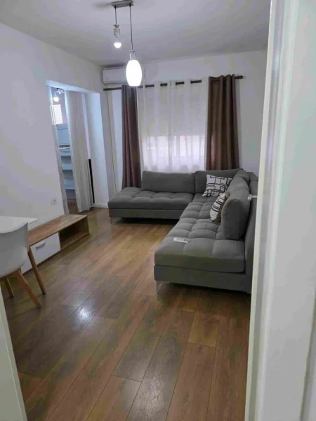 Tirane, jepet me qera apartament 2+1 Kati 5, 75 m² 450 € 