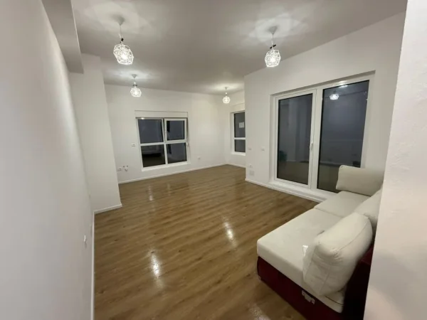 Tirane, jepet me qera zyre , 50 m² 400 € (mangalem)