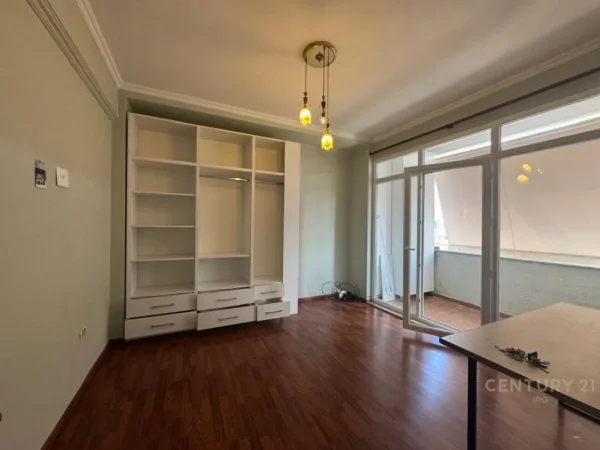 Tirane, jepet me qera apartament 2+1 Kati 9, 110 m² 800 € (Bllok)