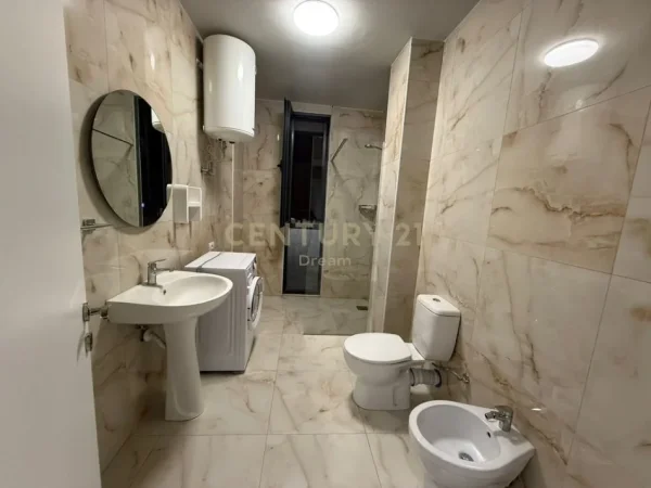 Tirane, jepet me qera apartament 1+1 Kati 2, 78 m² 650 € (Liqeni Thate)