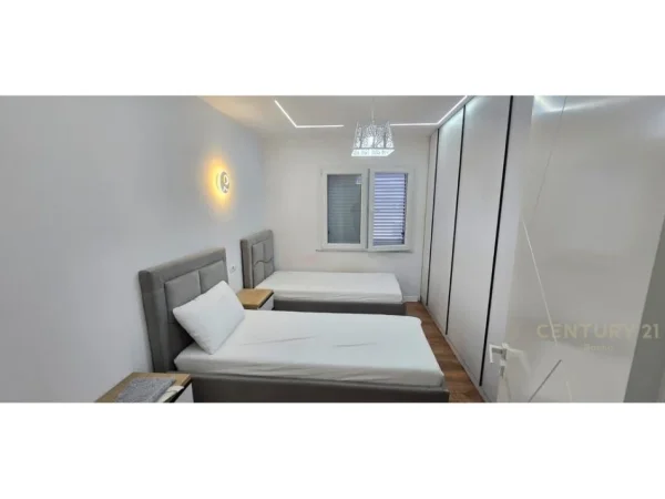 Tirane, jepet me qera apartament 2+1 Kati 2, 89 m² 800 € (Square 21)
