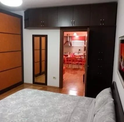 Tirane, jepet me qera apartament 1+1+Ballkon Kati 4, 65 m² 550 € 