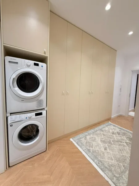 Tirane, jepet me qera apartament 2+1+Ballkon Kati 2, 90 m² 1.100 € (Liqeni i Thate)