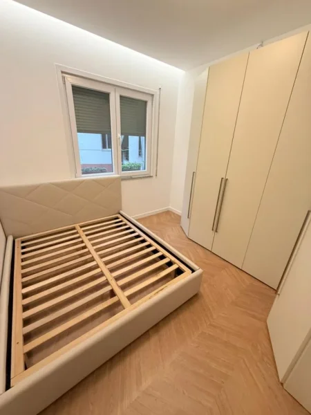 Tirane, jepet me qera apartament 2+1+Ballkon Kati 2, 90 m² 1.100 € (Liqeni i Thate)