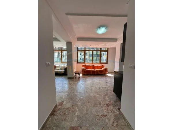 Tirane, jepet me qera zyre Kati 2, 106 m² 1.200 € (Sheshi Willson)