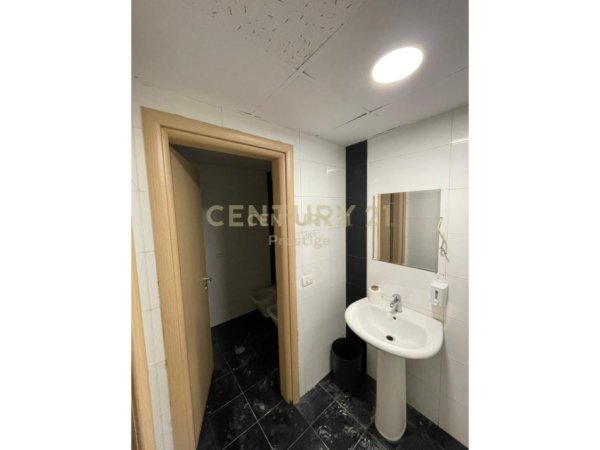 Tirane, jepet me qera ambjent biznesi Kati 6, 222 m² 3.150 € 