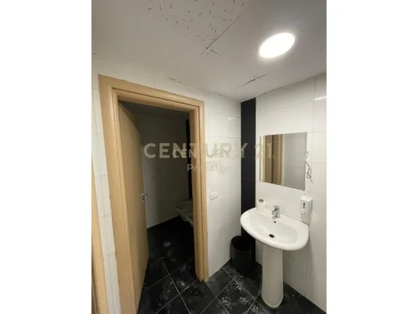 Tirane, jepet me qera ambjent biznesi Kati 6, 222 m² 3.150 € 