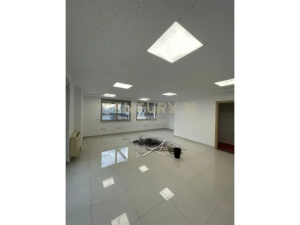 Tirane, jepet me qera ambjent biznesi Kati 6, 222 m² 3.150 € 