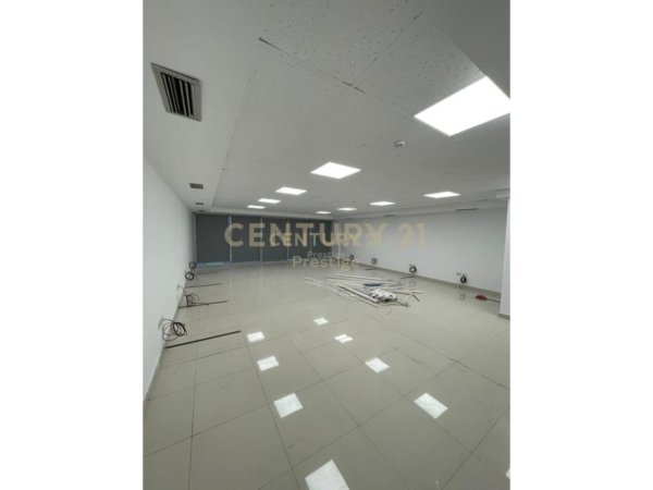 Tirane, jepet me qera ambjent biznesi Kati 6, 222 m² 3.150 € 