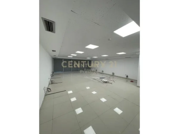 Tirane, jepet me qera ambjent biznesi Kati 6, 222 m² 3.150 € 