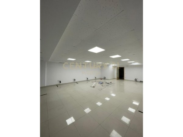 Tirane, jepet me qera ambjent biznesi Kati 6, 222 m² 3.150 € 