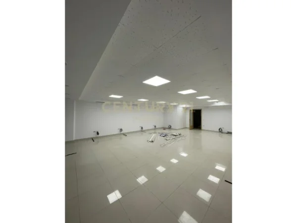 Tirane, jepet me qera ambjent biznesi Kati 6, 222 m² 3.150 € 