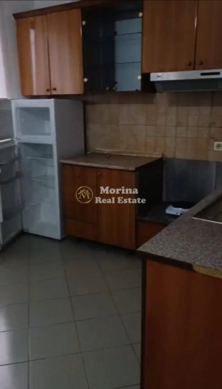 Tirane, jepet me qera shtepi 1+1 Kati 1, 50 m² 300 € (Rruga 5 Maji)