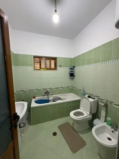 Tirane, shitet Vile 2 Katshe , 300 m² 300.000 € (Rruga Daut Borici)
