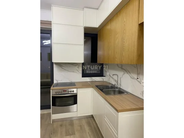Tirane, jepet me qera apartament 1+1 Kati 1, 53 m² 370 € (Kombinat)
