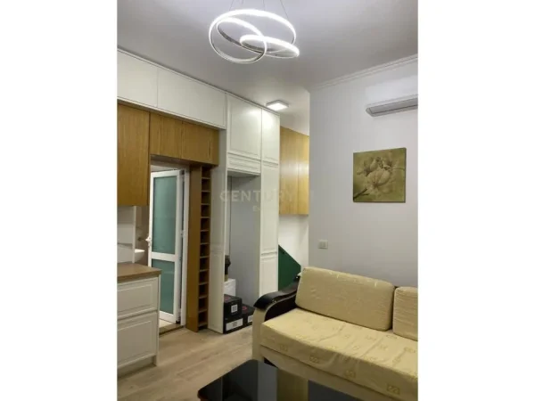 Tirane, jepet me qera apartament 1+1 Kati 1, 53 m² 370 € (Kombinat)