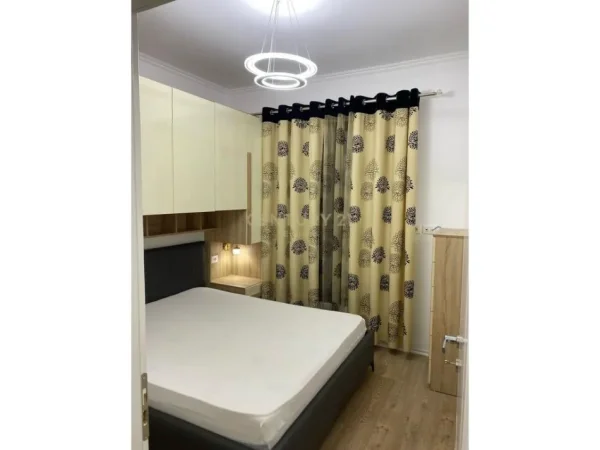 Tirane, jepet me qera apartament 1+1 Kati 1, 53 m² 370 € (Kombinat)