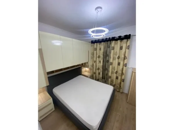 Tirane, jepet me qera apartament 1+1 Kati 1, 53 m² 370 € (Kombinat)