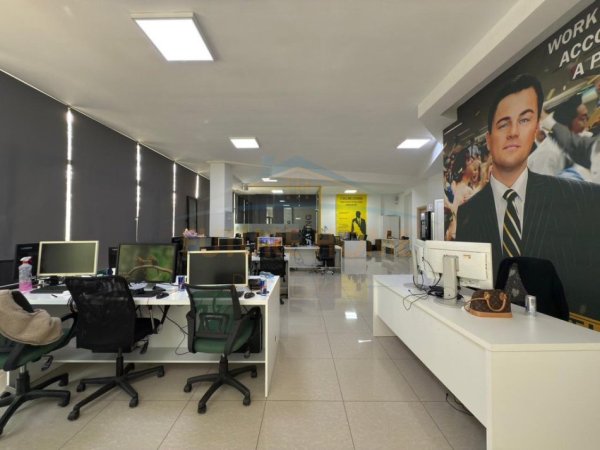 Tirane, jepet me qera ambjent biznesi Kati 1, 320 m² 2.000 € (Unaza e Re)