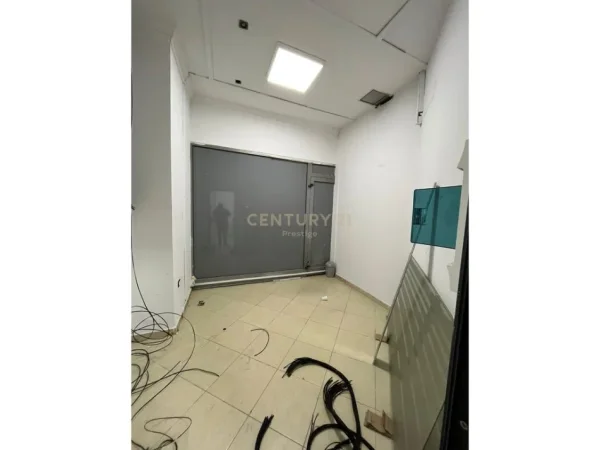 Tirane, jepet me qera ambjent biznesi Kati 3, 165 m² 2.000 € 