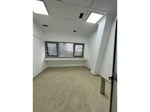 Tirane, jepet me qera ambjent biznesi Kati 3, 165 m² 2.000 € 