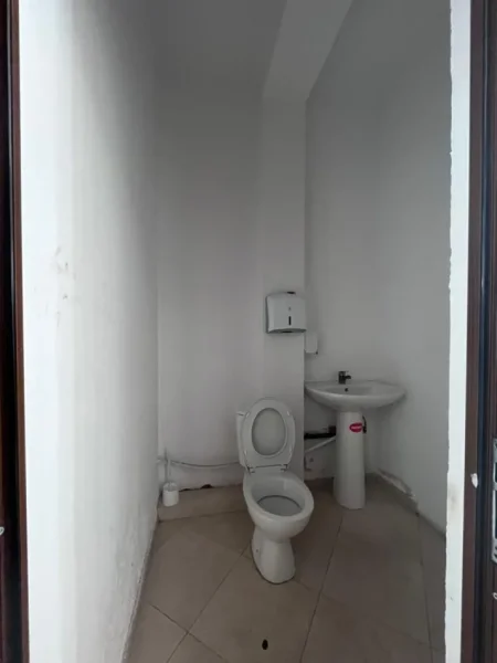 Tirane, jepet me qera ambjent biznesi Kati 1, 103 m² 1.100 € 