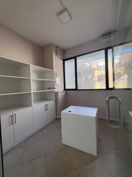 Tirane, jepet me qera ambjent biznesi Kati 1, 103 m² 1.100 € 