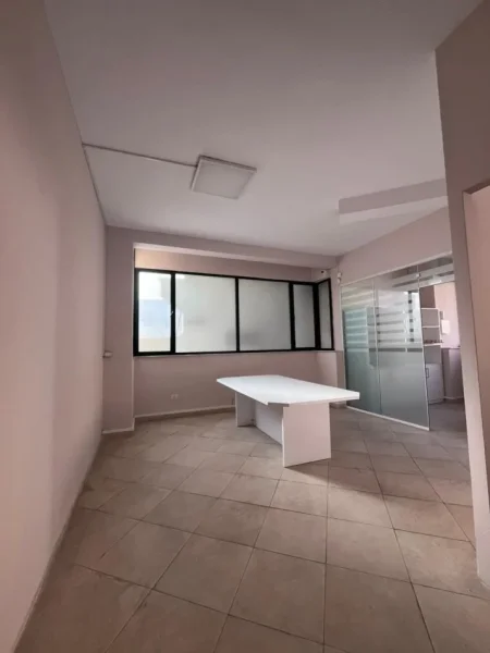 Tirane, jepet me qera ambjent biznesi Kati 1, 103 m² 1.100 € 