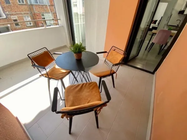 Tirane, jepet me qera apartament 1+1 Kati 2, 70 m² 700 € (Rruga Muhamet Gjollesha)