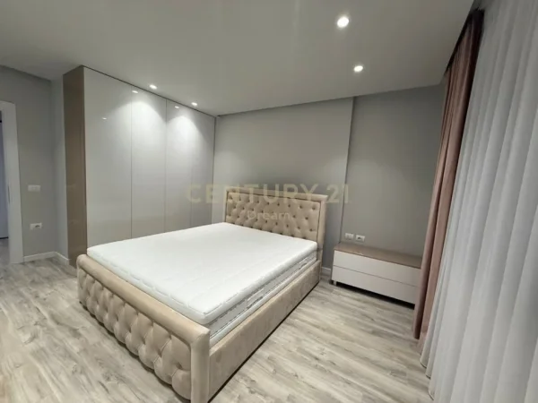 Tirane, jepet me qera apartament 1+1+Post Parkimi  Kati 1, 78 m² 650 € (Oasis Lake Residence ,Prane Vet Hospital)