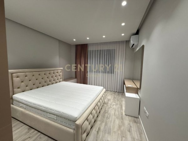 Tirane, jepet me qera apartament 1+1+Ballkon Kati 1, 78 m² 650 € (Oasis Lake Residence ,Prane Vet Hospital)