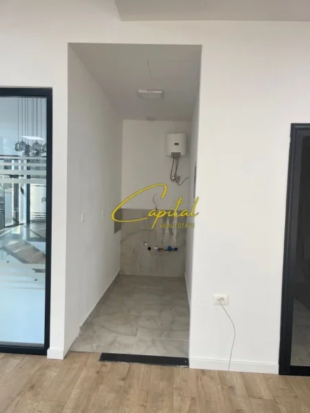 Tirane, jepet me qera ambjent biznesi Kati 1, 200 m² 1.150 € (KASHAR)