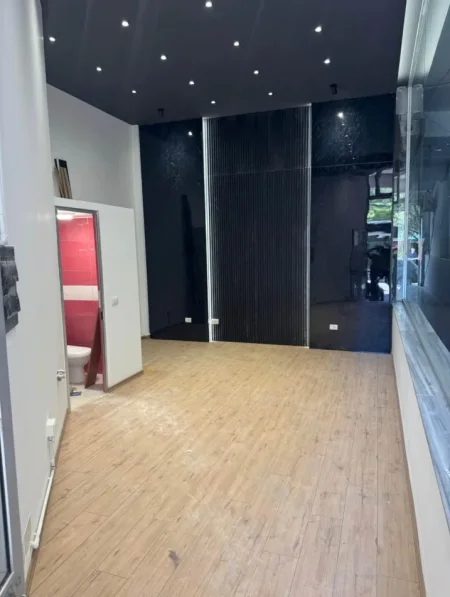 Tirane, jepet me qera ambjent biznesi Kati 0, 27 m² 450 € (Rruga e Barrikadave)