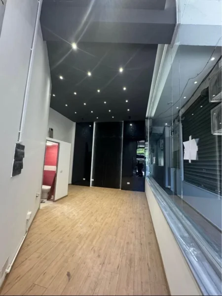 Tirane, jepet me qera ambjent biznesi Kati 0, 27 m² 450 € (Rruga e Barrikadave)