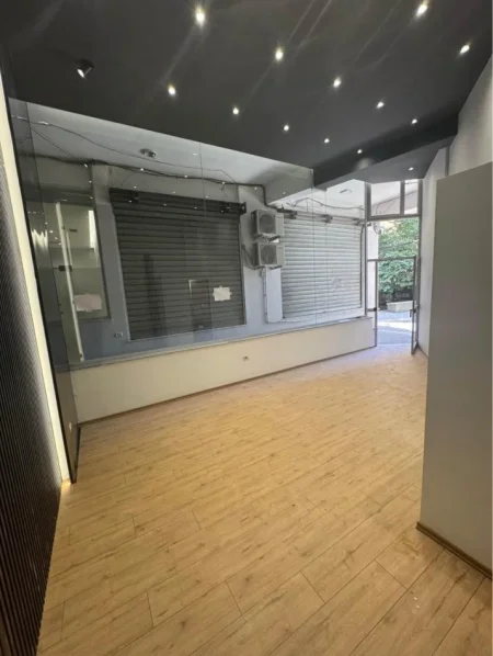 Tirane, jepet me qera ambjent biznesi Kati 0, 27 m² 450 € (Rruga e Barrikadave)