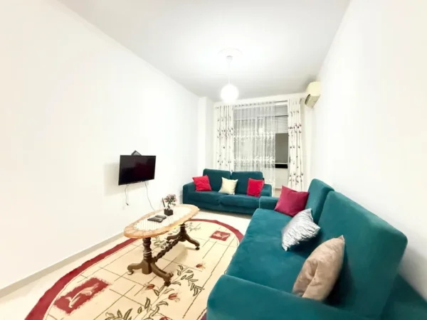 Vlore, jepet me qera apartament 1+1+Ballkon Kati 5, 70 m² 300 € (Rruga Sulejman Delvina)