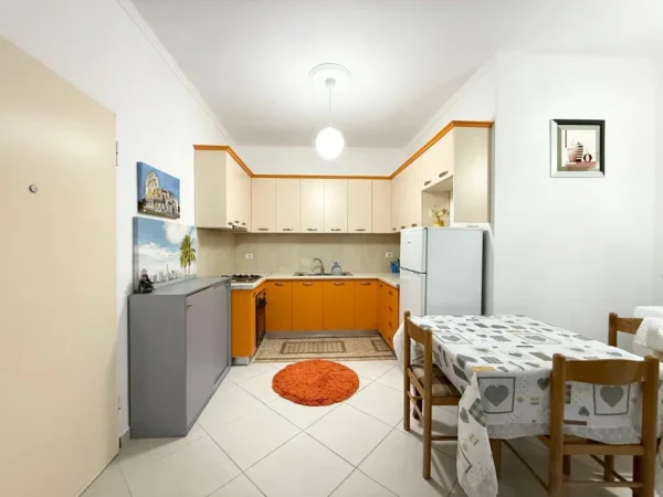 Vlore, jepet me qera apartament 1+1+Ballkon Kati 5, 70 m² 300 € (Rruga Sulejman Delvina)