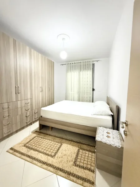 Vlore, jepet me qera apartament 1+1+Ballkon Kati 5, 70 m² 300 € (Rruga Sulejman Delvina)