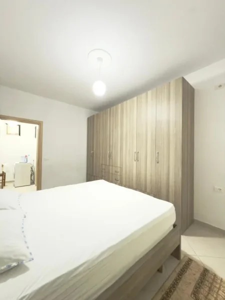 Vlore, jepet me qera apartament 1+1+Ballkon Kati 5, 70 m² 300 € (Rruga Sulejman Delvina)