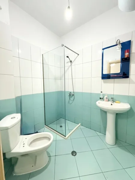 Vlore, jepet me qera apartament 1+1+Ballkon Kati 5, 70 m² 300 € (Rruga Sulejman Delvina)