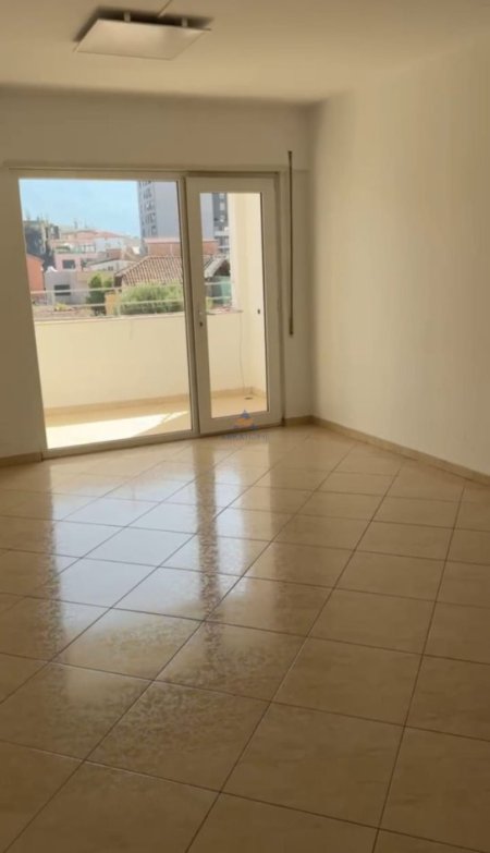Tirane, jepet me qera apartament 2+1+Ballkon Kati 3, 120 m² 600 € 