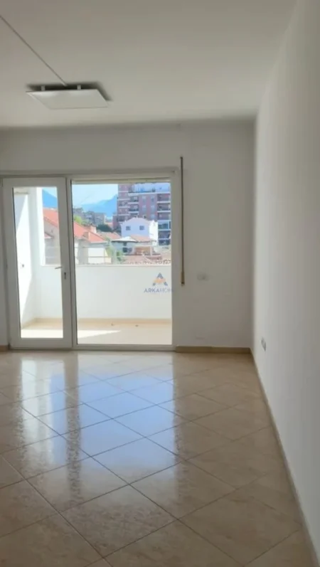 Tirane, jepet me qera apartament 2+1+Ballkon Kati 3, 120 m² 600 € 