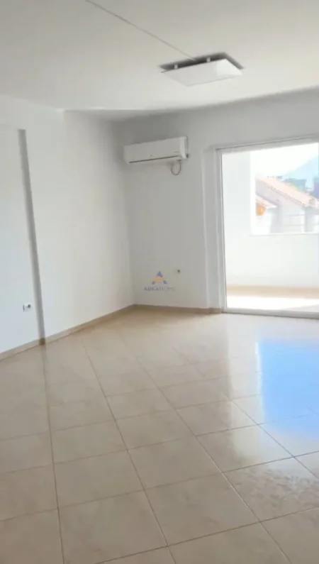 Tirane, jepet me qera apartament 2+1+Ballkon Kati 3, 120 m² 600 € 