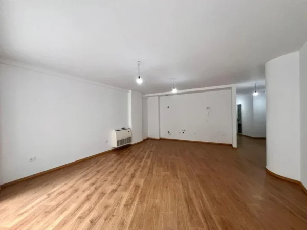 Me Qira: Zyre Gjigande | 3 Ambiente Pune + 1P.Parkimi  (128m2) 📍Rr. Elbasanit - Rr. Faik Konica, fasade nga Rruga || 180,000 Leke/muaj