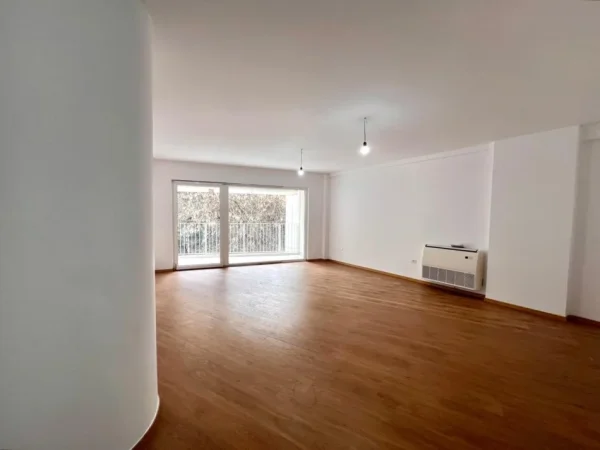 Me Qira: Zyre Gjigande | 3 Ambiente Pune + 1P.Parkimi  (128m2) 📍Rr. Elbasanit - Rr. Faik Konica, fasade nga Rruga || 180,000 Leke/muaj