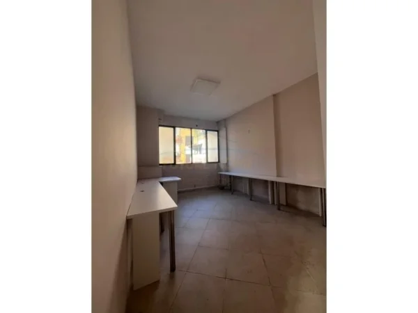 Tirane, jepet me qera zyre Kati 1, 103 m² 1.100 € (21 Dhjetori)