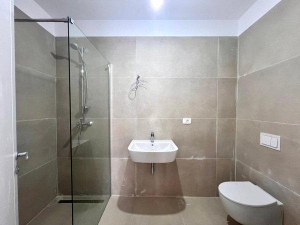 Titulli -- Me Qira: Zyre Gjigande | 3 Ambiente (128m2) 📍Rr. Elbasanit - Rr. Faik Konica, fasade nga Rruga || 2,000€/muaj