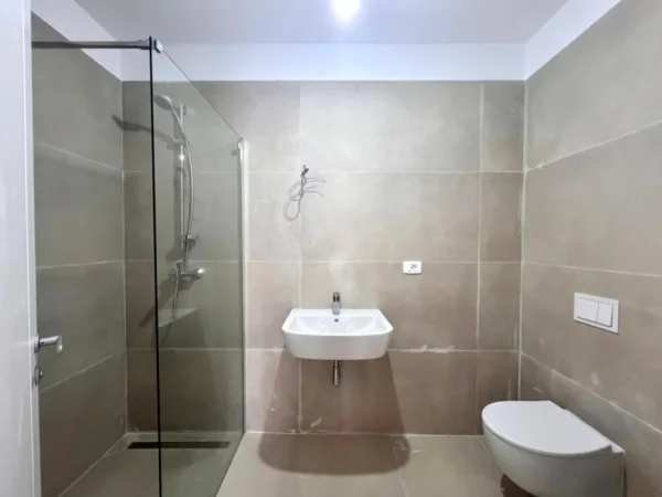 Me Qira: Zyre Gjigande | 3 Ambiente Pune + 1P.Parkimi  (128m2) 📍Rr. Elbasanit - Rr. Faik Konica, fasade nga Rruga || 180,000 Leke/muaj