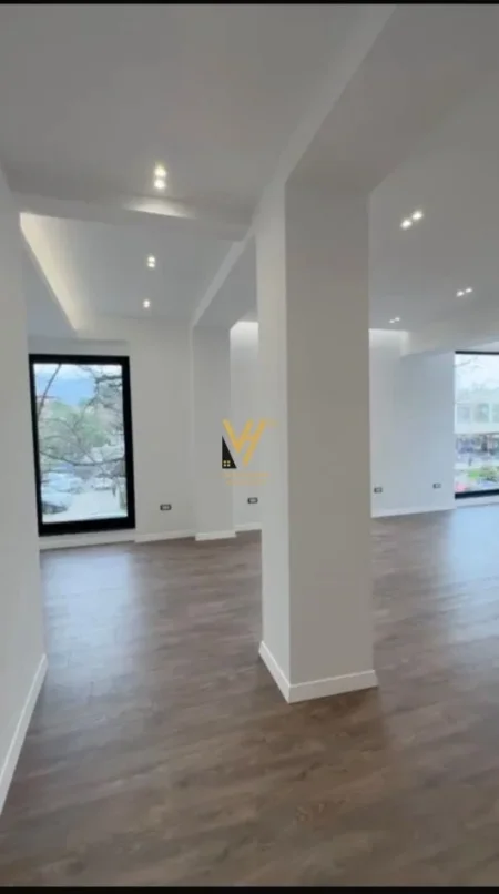 Tirane, jepet me qera ambjent biznesi Kati 2, 76 m² 1.500 € (TAIVANI)