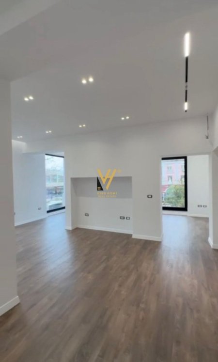 Tirane, jepet me qera ambjent biznesi Kati 2, 76 m² 1.500 € (TAIVANI)
